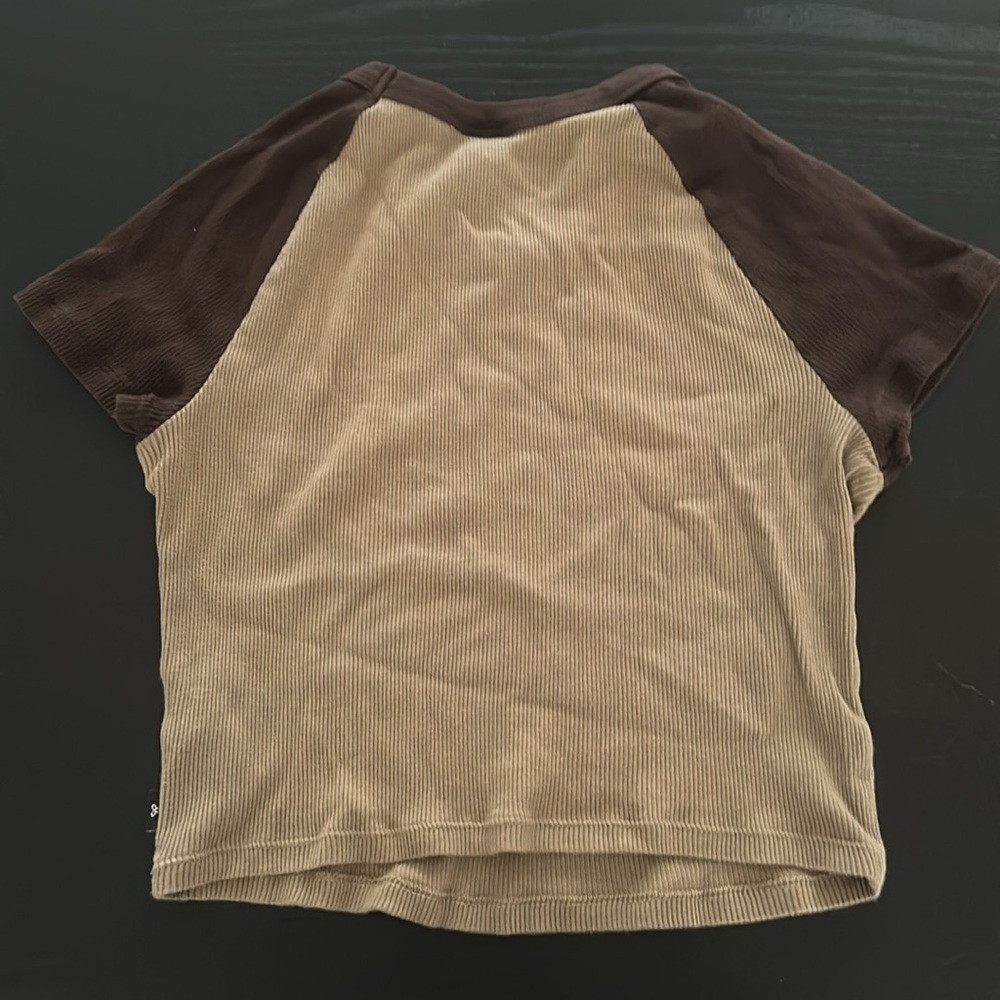 Aritzia baseball style tee, tna size small. - Picture 2 of 4